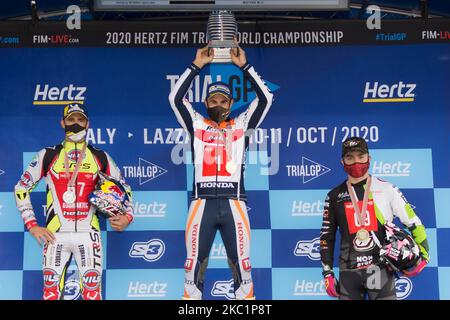 (L-R) Adam Raga Sans TRRS Team (medaglia d'argento), toni Bou Montesa Team (medaglia d'oro) e Jaime Busto Vertigo Team (medaglia di bronzo), festeggiano sul podio durante i Campionati del mondo FIM TrialGP di Lazzate, Italia, il 11 ottobre 2020. (Foto di massimo Bertolini/NurPhoto) Foto Stock