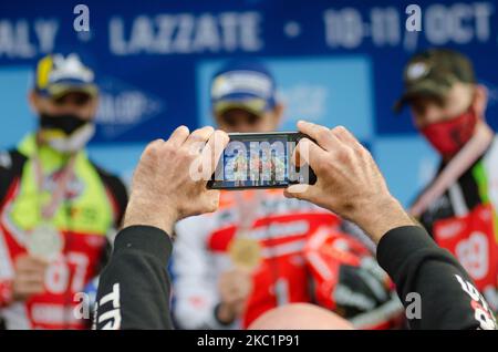 (L-R) Adam Raga Sans TRRS Team (medaglia d'argento), toni Bou Montesa Team (medaglia d'oro) e Jaime Busto Vertigo Team (medaglia di bronzo), festeggiano sul podio durante i Campionati del mondo FIM TrialGP di Lazzate, Italia, il 11 ottobre 2020. (Foto di massimo Bertolini/NurPhoto) Foto Stock