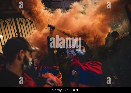 Diverse migliaia di membri della diaspora armena in Francia si sono riuniti davanti all'Assemblea Nazionale a Parigi, in Francia, il 13 ottobre 2020 per chiedere al governo francese di assumere una posizione ufficiale nella guerra nel Nagorno-Karabakh tra Armenia e Azerbaigian. (Foto di Samuel Boivin/NurPhoto) Foto Stock