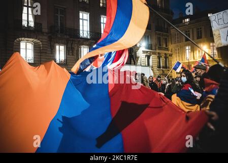 Diverse migliaia di membri della diaspora armena in Francia si sono riuniti davanti all'Assemblea Nazionale a Parigi, in Francia, il 13 ottobre 2020 per chiedere al governo francese di assumere una posizione ufficiale nella guerra nel Nagorno-Karabakh tra Armenia e Azerbaigian. (Foto di Samuel Boivin/NurPhoto) Foto Stock