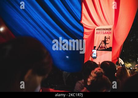 Diverse migliaia di membri della diaspora armena in Francia si sono riuniti davanti all'Assemblea Nazionale a Parigi, in Francia, il 13 ottobre 2020 per chiedere al governo francese di assumere una posizione ufficiale nella guerra nel Nagorno-Karabakh tra Armenia e Azerbaigian. (Foto di Samuel Boivin/NurPhoto) Foto Stock