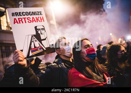 Diverse migliaia di membri della diaspora armena in Francia si sono riuniti davanti all'Assemblea Nazionale a Parigi, in Francia, il 13 ottobre 2020 per chiedere al governo francese di assumere una posizione ufficiale nella guerra nel Nagorno-Karabakh tra Armenia e Azerbaigian. (Foto di Samuel Boivin/NurPhoto) Foto Stock