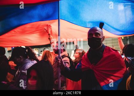 Diverse migliaia di membri della diaspora armena in Francia si sono riuniti davanti all'Assemblea Nazionale a Parigi, in Francia, il 13 ottobre 2020 per chiedere al governo francese di assumere una posizione ufficiale nella guerra nel Nagorno-Karabakh tra Armenia e Azerbaigian. (Foto di Samuel Boivin/NurPhoto) Foto Stock