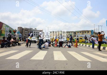 Giovani manifestanti dell'ENDSARS bloccano le strade principali attraverso lo stato il suo sostegno alla protesta in corso contro le molestie, le uccisioni e la brutalità dell'unità della polizia nigeriana chiamata squadra speciale anti-rapina (SARS) alla rotonda di Allen a Ikeja, il 13 ottobre 2020. (Foto di Olukayode Jaiyeola/NurPhoto) Foto Stock