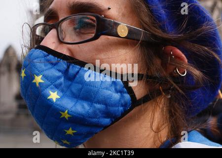 Un attivista anti-Brexit che indossa una maschera facciale nel disegno della bandiera dell’Unione europea si dimostra fuori dalle Camere del Parlamento a Londra, in Inghilterra, il 14 ottobre 2020. (Foto di David Cliff/NurPhoto) Foto Stock