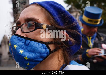 Un attivista anti-Brexit che indossa una maschera facciale nel disegno della bandiera dell’Unione europea si dimostra fuori dalle Camere del Parlamento a Londra, in Inghilterra, il 14 ottobre 2020. (Foto di David Cliff/NurPhoto) Foto Stock