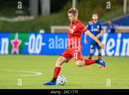 Il centrocampista di Torondo, Liam Fraser, sposta la palla verso l'alto durante una partita di calcio MLS tra il FC Cincinnati e il Toronto FC al Nippert Stadium. Toronto sconfisse il FC Cincinnati 1-0. Domenica 11th ottobre 2020 a Cincinnati, Ohio. (Foto di Jason Whitman/NurPhoto) Foto Stock