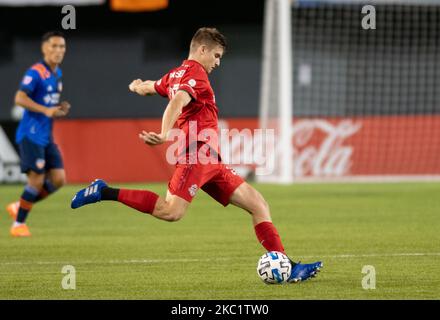 Il centrocampista di Torondo, Liam Fraser, sposta la palla verso l'alto durante una partita di calcio MLS tra il FC Cincinnati e il Toronto FC al Nippert Stadium. Toronto sconfisse il FC Cincinnati 1-0. Domenica 11th ottobre 2020 a Cincinnati, Ohio. (Foto di Jason Whitman/NurPhoto) Foto Stock