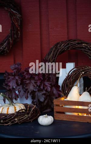 Decorazioni autunnali con zucche, luci e corone. Decorazione portico anteriore. Foto Stock