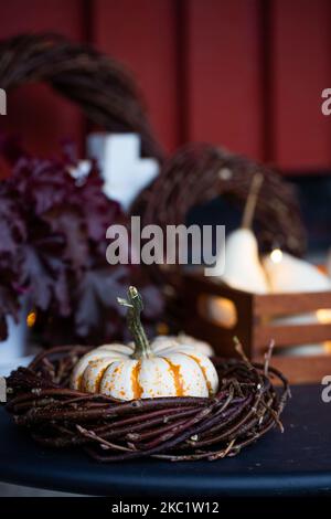 Decorazioni autunnali con zucche, luci e corone. Decorazione portico anteriore. Foto Stock