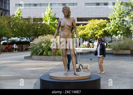 La statua appena installata di 'Medusa con la testa di Perseus' dell'artista argentino-italiano Luciano Garbati si trova a Collect Pond Park il 14 ottobre 2020 a New York City. sulla scia del movimento #MeToo, la scultura bronzea di sette piedi cambia la narrazione di Medusa, offrendo una diversa interpretazione della statua fiorentina in bronzo del 'Perseo con la testa di Medusa' di Benvenuto Cellini del 16th° secolo. La statua è stata installata direttamente di fronte al Tribunale penale della contea di New York, dove sono stati registrati molti casi di abuso di alto profilo, tra cui il recente processo di Harvey Weinstein. (Foto di John Nacion/NurPhoto Foto Stock