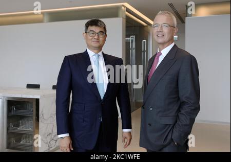 CEO Regione Asia Pacifico del Credit Suisse Group Edwin Low (a sinistra) e Presidente del Credit Suisse Group Axel P. Lehmann fotografato a Kowloon. 31OCT22 SCMP/ Xiaomei Chen Foto Stock