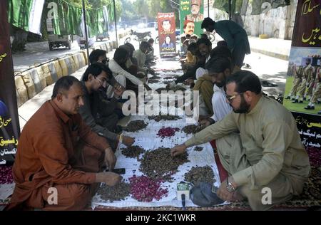 Hyderabad, Pakistan. 04th Nov 2022. Gli attivisti della Lega Mussulmana funzionale (PML-F) recitano Qul Khwani per le anime defunte di Arshad Sharif, giornalista, Sadaf Naeem, giornalista e martiri delle forze armate pakistane, al club stampa di Hyderabad venerdì 04 novembre 2022. Credit: Asianet-Pakistan/Alamy Live News Foto Stock