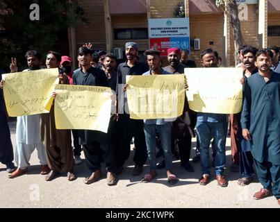 Hyderabad, Pakistan. 04th Nov 2022. I membri di tutti i dipendenti Sindh Daily Salarias Covid-19 stanno organizzando una manifestazione di protesta contro il mancato pagamento delle loro retribuzioni, presso la DG Office di Hyderabad venerdì 04 novembre 2022. Credit: Asianet-Pakistan/Alamy Live News Foto Stock