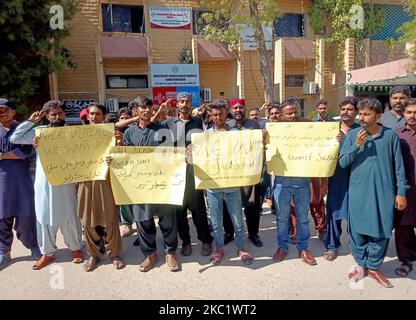 Hyderabad, Pakistan. 04th Nov 2022. I membri di tutti i dipendenti Sindh Daily Salarias Covid-19 stanno organizzando una manifestazione di protesta contro il mancato pagamento delle loro retribuzioni, presso la DG Office di Hyderabad venerdì 04 novembre 2022. Credit: Asianet-Pakistan/Alamy Live News Foto Stock