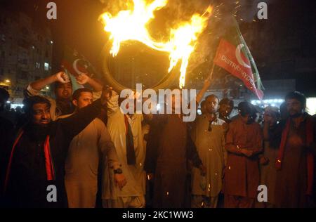 Hyderabad, Pakistan. 04th Nov 2022. I sostenitori e gli attivisti di Tehreek-e-INSAF (PTI) sono bloccati e bruciano le gomme mentre stanno organizzando una dimostrazione di protesta contro il tentativo di assassinio contro Imran Khan, presidente della PTI durante la lunga marcia a Wazirabad, a Hyderabad, venerdì 04 novembre 2022. I sostenitori del Pakistan Tehreek-e-INSAF (PTI) sono scesi in piazza in diverse parti del paese contro il capo del partito e l'ex Premier Imran Khan's assassinio offerta. Credit: Asianet-Pakistan/Alamy Live News Foto Stock