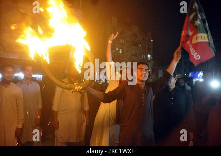 Hyderabad, Pakistan. 04th Nov 2022. I sostenitori e gli attivisti di Tehreek-e-INSAF (PTI) sono bloccati e bruciano le gomme mentre stanno organizzando una dimostrazione di protesta contro il tentativo di assassinio contro Imran Khan, presidente della PTI durante la lunga marcia a Wazirabad, a Hyderabad, venerdì 04 novembre 2022. I sostenitori del Pakistan Tehreek-e-INSAF (PTI) sono scesi in piazza in diverse parti del paese contro il capo del partito e l'ex Premier Imran Khan's assassinio offerta. Credit: Asianet-Pakistan/Alamy Live News Foto Stock