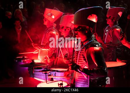 Scintilla! Batteristi alla Halloween Parade a Southend on Sea, Essex, Regno Unito. Evento notturno illuminato Foto Stock