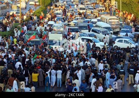 Hyderabad, Pakistan. 04th Nov 2022. I sostenitori e gli attivisti di Tehreek-e-INSAF (PTI) sono bloccati mentre stanno organizzando una manifestazione di protesta contro il tentativo di assassinio contro Imran Khan, presidente della PTI durante la lunga marcia a Wazirabad, a Shahrah-e-Faisal a Karachi venerdì 04 novembre 2022. I sostenitori del Pakistan Tehreek-e-INSAF (PTI) sono scesi in piazza in diverse parti del paese contro il capo del partito e l'ex Premier Imran Khan's assassinio offerta. Credit: Asianet-Pakistan/Alamy Live News Foto Stock