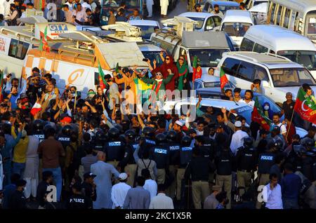 Hyderabad, Pakistan. 04th Nov 2022. I sostenitori e gli attivisti di Tehreek-e-INSAF (PTI) sono bloccati mentre stanno organizzando una manifestazione di protesta contro il tentativo di assassinio contro Imran Khan, presidente della PTI durante la lunga marcia a Wazirabad, a Shahrah-e-Faisal a Karachi venerdì 04 novembre 2022. I sostenitori del Pakistan Tehreek-e-INSAF (PTI) sono scesi in piazza in diverse parti del paese contro il capo del partito e l'ex Premier Imran Khan's assassinio offerta. Credit: Asianet-Pakistan/Alamy Live News Foto Stock