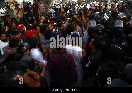 Hyderabad, Pakistan. 04th Nov 2022. I sostenitori e gli attivisti di Tehreek-e-INSAF (PTI) sono bloccati mentre stanno organizzando una manifestazione di protesta contro il tentativo di assassinio contro Imran Khan, presidente della PTI durante la lunga marcia a Wazirabad, a Shahrah-e-Faisal a Karachi venerdì 04 novembre 2022. I sostenitori del Pakistan Tehreek-e-INSAF (PTI) sono scesi in piazza in diverse parti del paese contro il capo del partito e l'ex Premier Imran Khan's assassinio offerta. Credit: Asianet-Pakistan/Alamy Live News Foto Stock