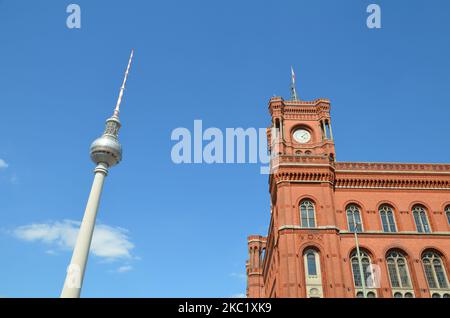 Vista fino ad una parte del municipio di Berlino 'Rotes Rathaus' e della torre della televisione Foto Stock