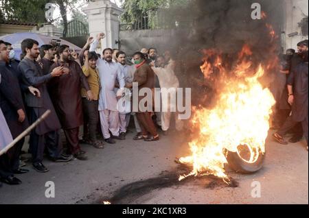 Hyderabad, Pakistan. 04th Nov 2022. I sostenitori e gli attivisti di Tehreek-e-INSAF (PTI) bruciano le gomme mentre stanno organizzando una dimostrazione di protesta contro il tentativo di assassinio contro Imran Khan, presidente della PTI durante la lunga marcia a Wazirabad, fuori dalla Governor House a Lahore venerdì 04 novembre 2022. I sostenitori del Pakistan Tehreek-e-INSAF (PTI) sono scesi in piazza in diverse parti del paese contro il capo del partito e l'ex Premier Imran Khan's assassinio offerta. Credit: Asianet-Pakistan/Alamy Live News Foto Stock