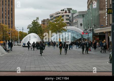 Blocco parziale e vita quotidiana nella città di Eindhoven nei Paesi Bassi con persone che indossano il facemask come fuori a piedi o in bicicletta come misura protettiva contro la diffusione della pandemia di Coronavirus Covid-19. Martedì 13 ottobre 2020 il primo ministro olandese Mark Rutte ha annunciato che i Paesi Bassi devono tornare ad un blocco parziale, chiudendo i bar, i caffè e i ristoranti, l'uso obbligatorio della maschera facciale al chiuso, la limitazione al numero di persone che si riuniscono al chiuso, anche le attività sportive e altre sono interessate per quattro settimane. Il paese è stato uno dei principali hotspot Foto Stock