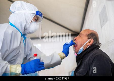 Gli operatori sanitari raccolgono il tampone a Torino il 16 ottobre 2020. Molti posti di test sanitari sono messi in atto per contrastare la diffusione di Sars-COV-2 infezione e prevenire la seconda onda. Nella foto uno dei punti di controllo del Covid-19 dove i tamponi rinofaringei sono effettuati per le persone considerate a rischio dopo viaggi all'estero, infezioni a scuola o sul posto di lavoro, o semplicemente per eventuali contatti con le persone infette. (Foto di Mauro Ujetto/NurPhoto) Foto Stock