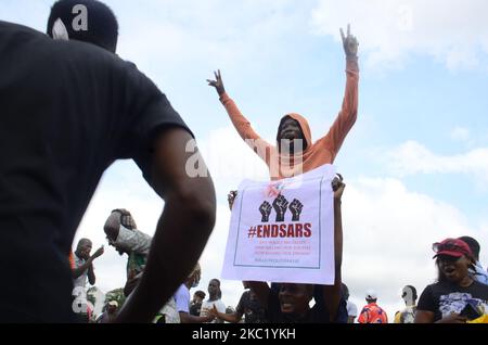 I manifestanti di una Gioventù di fine Sars hanno un cartello con la descrizione (ENDSARS) per barricare la superstrada Lagos - Ibadan, la più antica autostrada e il maggiore collegamento con tutte le parti del paese, il 16 ottobre 2020. I manifestanti chiedono la demolizione di un'unità di polizia, nota come squadra speciale anti-rapina (SARS) per le incessanti molestie, la brutalità e l'uccisione di nigeriani innocenti. (Foto di Olukayode Jaiyeola/NurPhoto) Foto Stock