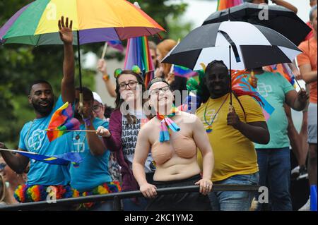 I partecipanti e gli spettatori sono scesi in strada per onorare i diritti di LGBTQ durante la 2019 Gay Pride Parade, sabato 22nd giugno 2019, a Cincinnati, Ohio, Stati Uniti. L'edizione 2020 della Parata Pride fu annullata a causa della pandemia di Coronavirus. (Foto di Jason Whitman/NurPhoto) Foto Stock
