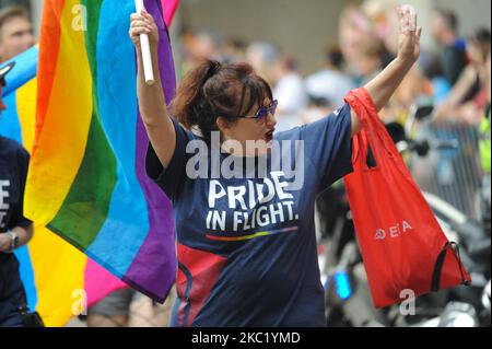 I partecipanti e gli spettatori sono scesi in strada per onorare i diritti di LGBTQ durante la 2019 Gay Pride Parade, sabato 22nd giugno 2019, a Cincinnati, Ohio, Stati Uniti. L'edizione 2020 della Parata Pride fu annullata a causa della pandemia di Coronavirus. (Foto di Jason Whitman/NurPhoto) Foto Stock