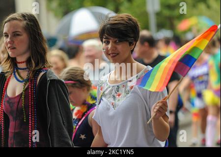 I partecipanti e gli spettatori sono scesi in strada per onorare i diritti di LGBTQ durante la 2019 Gay Pride Parade, sabato 22nd giugno 2019, a Cincinnati, Ohio, Stati Uniti. L'edizione 2020 della Parata Pride fu annullata a causa della pandemia di Coronavirus. (Foto di Jason Whitman/NurPhoto) Foto Stock