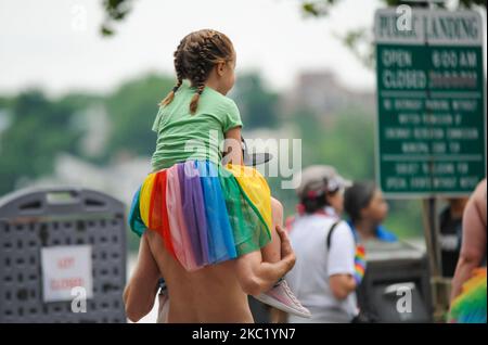 I partecipanti e gli spettatori sono scesi in strada per onorare i diritti di LGBTQ durante la 2019 Gay Pride Parade, sabato 22nd giugno 2019, a Cincinnati, Ohio, Stati Uniti. L'edizione 2020 della Parata Pride fu annullata a causa della pandemia di Coronavirus. (Foto di Jason Whitman/NurPhoto) Foto Stock