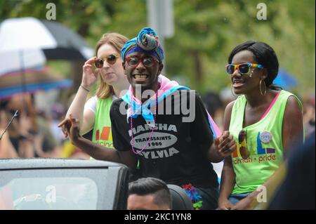 I partecipanti e gli spettatori sono scesi in strada per onorare i diritti di LGBTQ durante la 2019 Gay Pride Parade, sabato 22nd giugno 2019, a Cincinnati, Ohio, Stati Uniti. L'edizione 2020 della Parata Pride fu annullata a causa della pandemia di Coronavirus. (Foto di Jason Whitman/NurPhoto) Foto Stock