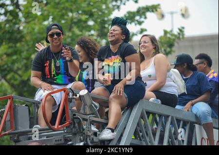 I partecipanti e gli spettatori sono scesi in strada per onorare i diritti di LGBTQ durante la 2019 Gay Pride Parade, sabato 22nd giugno 2019, a Cincinnati, Ohio, Stati Uniti. L'edizione 2020 della Parata Pride fu annullata a causa della pandemia di Coronavirus. (Foto di Jason Whitman/NurPhoto) Foto Stock