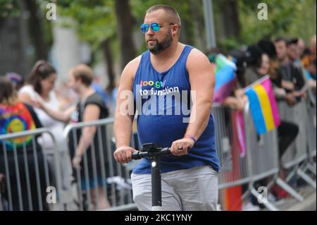 I partecipanti e gli spettatori sono scesi in strada per onorare i diritti di LGBTQ durante la 2019 Gay Pride Parade, sabato 22nd giugno 2019, a Cincinnati, Ohio, Stati Uniti. L'edizione 2020 della Parata Pride fu annullata a causa della pandemia di Coronavirus. (Foto di Jason Whitman/NurPhoto) Foto Stock