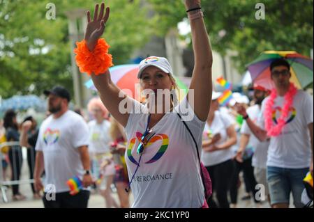 I partecipanti e gli spettatori sono scesi in strada per onorare i diritti di LGBTQ durante la 2019 Gay Pride Parade, sabato 22nd giugno 2019, a Cincinnati, Ohio, Stati Uniti. L'edizione 2020 della Parata Pride fu annullata a causa della pandemia di Coronavirus. (Foto di Jason Whitman/NurPhoto) Foto Stock