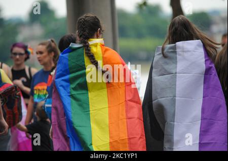 I partecipanti e gli spettatori sono scesi in strada per onorare i diritti di LGBTQ durante la 2019 Gay Pride Parade, sabato 22nd giugno 2019, a Cincinnati, Ohio, Stati Uniti. L'edizione 2020 della Parata Pride fu annullata a causa della pandemia di Coronavirus. (Foto di Jason Whitman/NurPhoto) Foto Stock