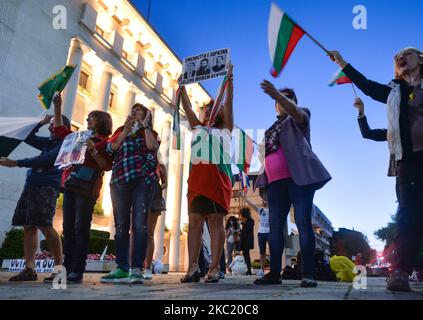 Un piccolo gruppo di manifestanti partecipa al 100th° giorno di protesta anti-governativa al di fuori del Municipio di Burgas. I bulgari hanno manifestato a Sofia e in tutto il paese per 100 sere consecutive, chiedendo le dimissioni del primo ministro Boyko Borissov e del procuratore generale Ivan Geshev. Venerdì 16 ottobre 2020 a Burgas, Bulgaria. (Foto di Artur Widak/NurPhoto) Foto Stock