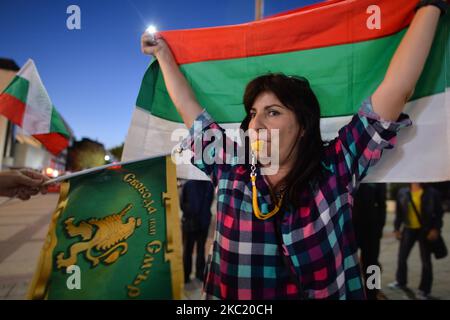 Una signora detiene una bandiera nazionale bulgara il 100th° giorno di protesta anti-governativa al di fuori del Municipio di Burgas. I bulgari hanno manifestato a Sofia e in tutto il paese per 100 sere consecutive, chiedendo le dimissioni del primo ministro Boyko Borissov e del procuratore generale Ivan Geshev. Venerdì 16 ottobre 2020 a Burgas, Bulgaria. (Foto di Artur Widak/NurPhoto) Foto Stock