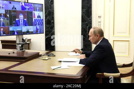 Mosca, Russia. 04th Nov 2022. Il presidente russo Vladimir Putin presiede una riunione del Consiglio di sicurezza tramite un collegamento video alla residenza statale Novo-Ogaryovo fuori Mosca giovedì 3 novembre 2022.Photo by Kremlin Pool/ Credit: UPI/Alamy Live News Foto Stock