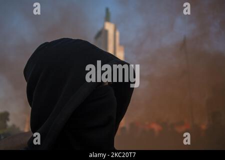 Due giorni prima commemorano un anno dall'inizio dell'epidemia sociale iniziata il 18 ottobre 2020 in Cile e due settimane prima del plebiscito per respingere o approvare una nuova costituzione politica. La gente si mostra e protesta in Plaza Dignidad (già Plaza Italia), contro il governo di Sebastián Piñera, la disuguaglianza sociale e il sistema neoliberale. Il 16 ottobre 2020 a Santiago del Cile, Cile. (Foto di Claudio Abarca Sandoval/NurPhoto) Foto Stock