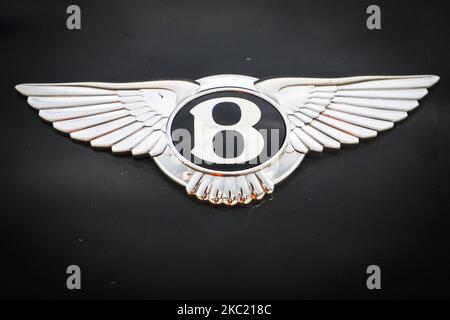 Il logo di Bentley CAR è raffigurato all'aperto a Cracovia, in Polonia, il 15th ottobre 2020. (Foto di Beata Zawrzel/NurPhoto) Foto Stock