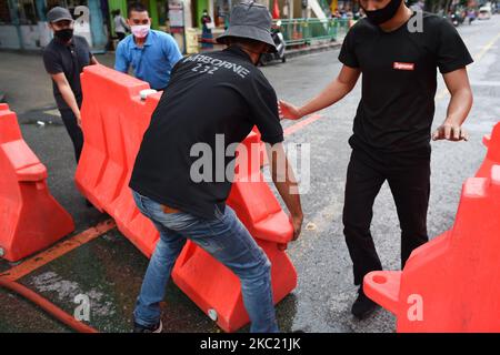 Le politiche thailandesi installate barricate sono allestite intorno al Monumento della Vittoria Previeni dei manifestanti pro-democrazia a Bangkok, Thailandia 17 ottobre 2020. (Foto di Anusak Laowilas/NurPhoto) Foto Stock