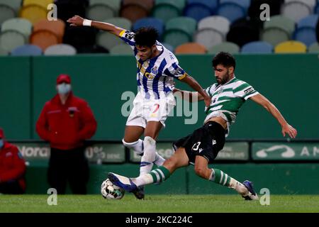 Luis Diaz del FC Porto (L) vies con Luis Neto dello Sporting CP durante la partita di calcio della Lega Portoghese tra Sporting CP e FC Porto allo stadio Jose Alvalade di Lisbona, Portogallo, il 17 ottobre 2020. (Foto di Pedro FiÃºza/NurPhoto) Foto Stock