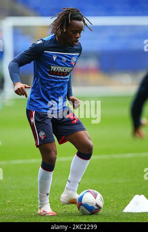 New Bolton firma Peter Kioso riscaldamento durante la partita Sky Bet League 2 tra Bolton Wanderers e Oldham Athletic al Reebok Stadium, Bolton, Inghilterra il 17th ottobre 2020. (Foto di Chris Donnelly/MI News/NurPhoto) Foto Stock