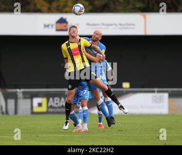 Jason Taylor of Barrow contesta un titolo con Jonathan Stead di Harrogate Town durante la partita della Sky Bet League 2 tra Harrogate Town e Barrow a Wetherby Road, Harrogate, Inghilterra, il 17th ottobre 2020. (Foto di Mark Fletcher/MI News/NurPhoto) Foto Stock