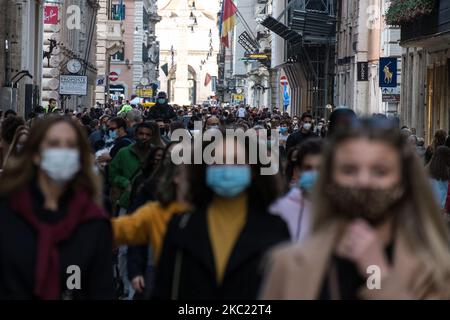 Una vista sulla via corso, Roma, Italia il 17 ottobre 2020 affollata di persone. Nonostante l'aumento dei casi di Coronavirus, cittadini romani e turisti affollano le strade del centro, 10.925 nuove infezioni e 47 decessi sono stati diagnosticati nelle ultime 24 ore, il governo sta preparando un nuovo DPCM per misure più restrittive per prevenire ulteriori aumenti delle infezioni da virus. (Foto di Andrea Ronchini/NurPhoto) Foto Stock