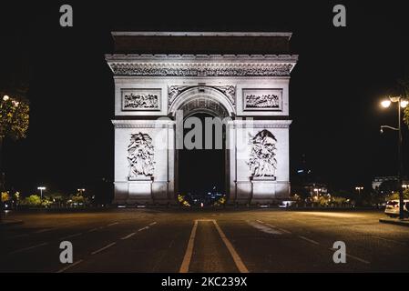 L'Avenue des Champs-Elysées e il suo solitamente molto trafficato Arc de Triomphe è deserta a causa di questa seconda notte di coprifuoco a Parigi che per la prima volta questo sabato, 17 ottobre 2020 ha cominciato nella sera alle 9. Mentre di solito in questo momento il sabato sera i bar, i ristoranti e anche le strade sono pieni di gente, per l'occasione tutti i negozi chiusi molto presto e la gente è andato a casa lasciando le strade vuote. (Foto di Samuel Boivin/NurPhoto) Foto Stock